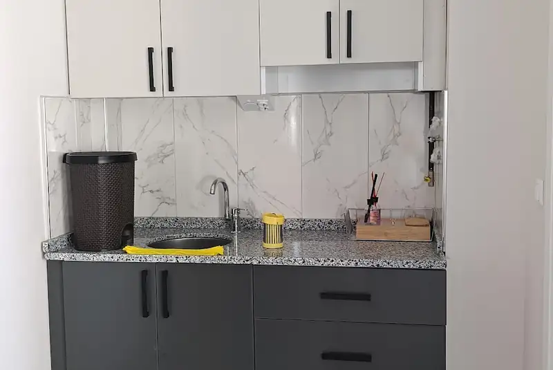 Suit odadaki beyaz dolaplı mini mutfak