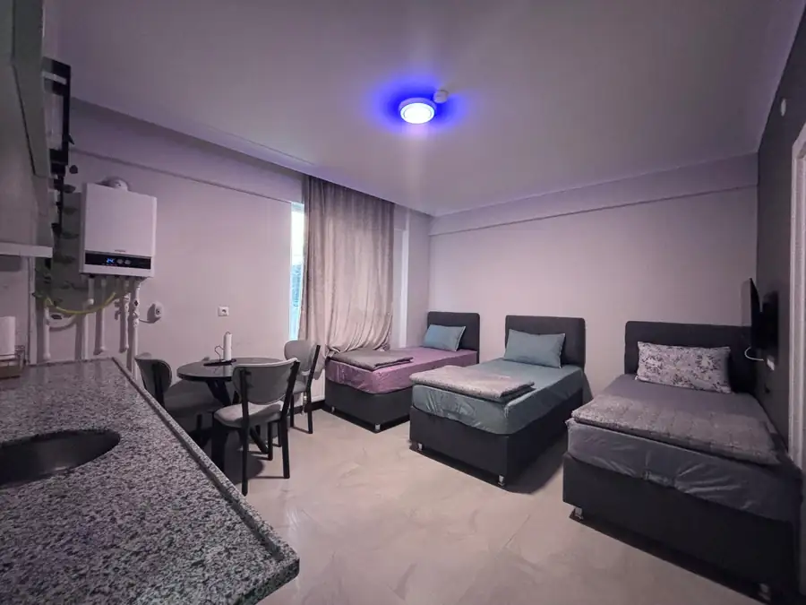 Üç tek yataklı, masalı geniş oda