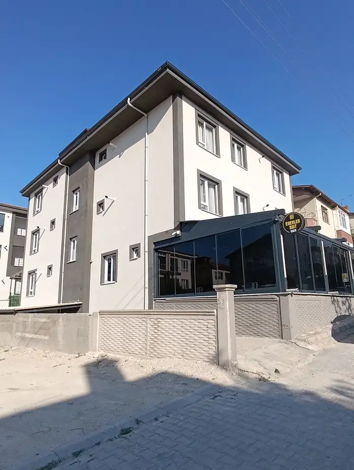 Otelin güneşli havada cephesi ve cam terası
